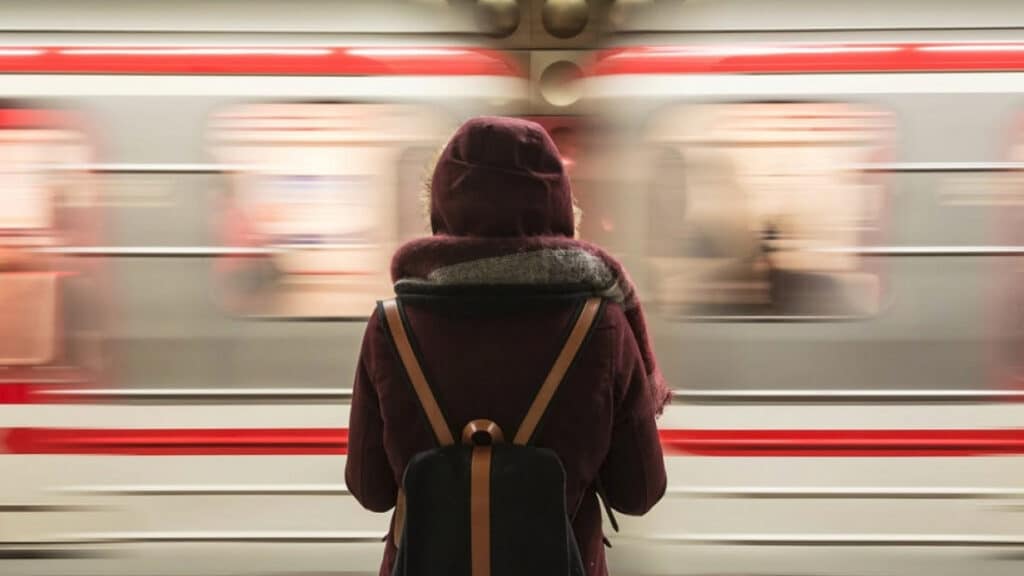 Cómo equilibrar tiempo a solas y con amigos en el tren