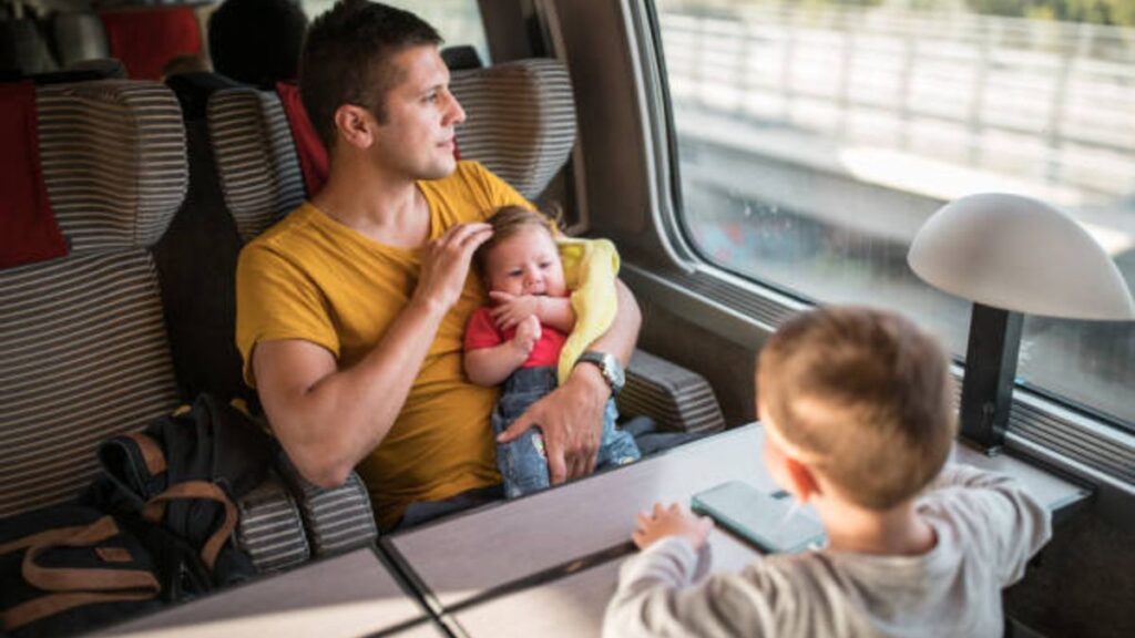 Consejos para viajar en tren de lujo con niños felices