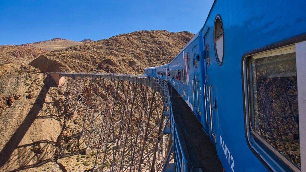 Destinos ocultos accesibles en tren para explorar y disfrutar