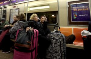 Por qué las personas no hablan entre ellas en los trenes