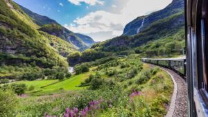 Qué rutas ferroviarias ofrecen paisajes de montaña y mar