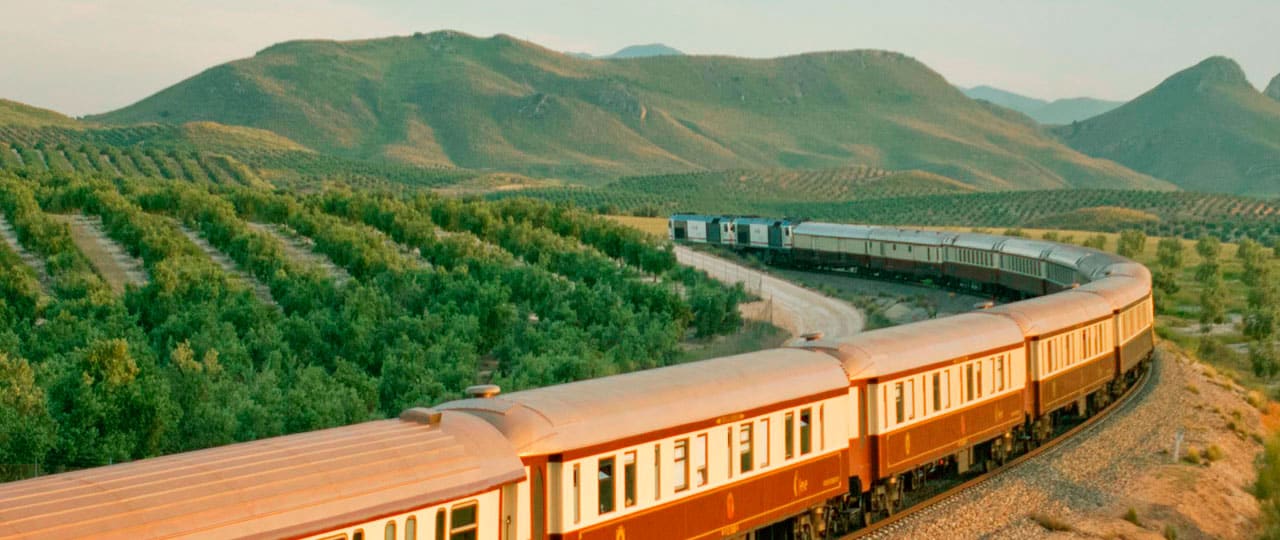 Tradiciones de viajeros solitarios en tren que debes conocer