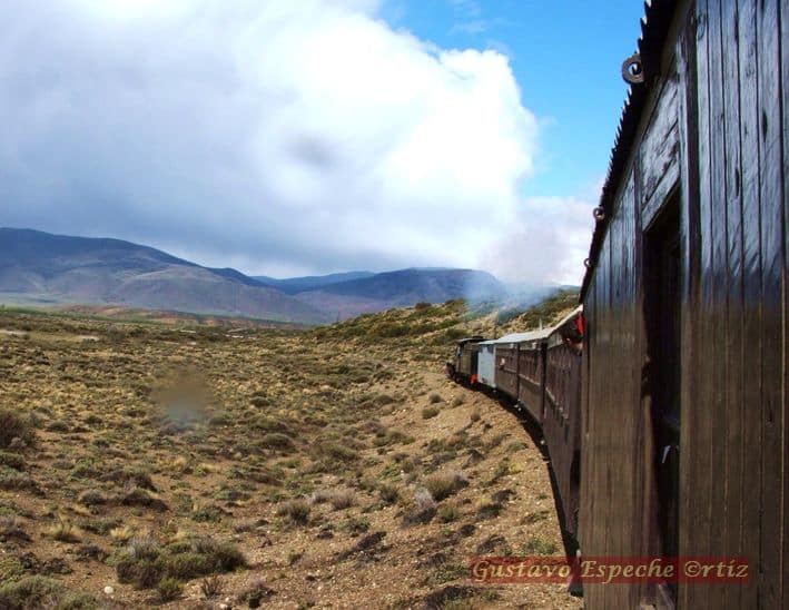 Trenes que cruzan ríos de recuerdos: un viaje nostálgico